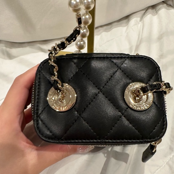 🎶 SOLD 🎶 Chanel 22P Black Quilted Lambskin Mini/Small Vanity Case with Pearl - Picture 2 of 7